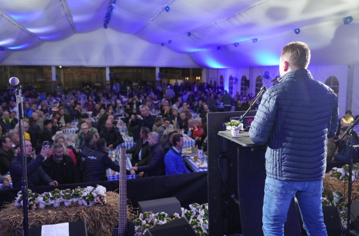 GUTE JAHRE NUR MIT UNS-Tour mit Herbert Kickl in Neuhaus mit der John Otti Band