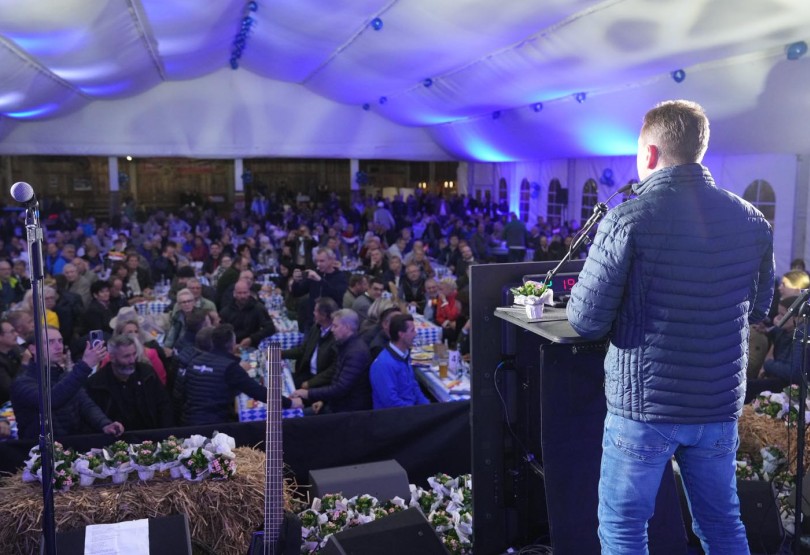 GUTE JAHRE NUR MIT UNS-Tour mit Herbert Kickl in Neuhaus mit der John Otti Band